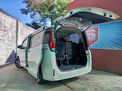 Toyota Noah miniatura 7
