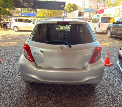 Toyota Vitz miniatura 8