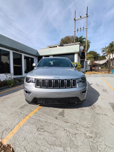 Jeep Grand Cherokee thumbnail 1