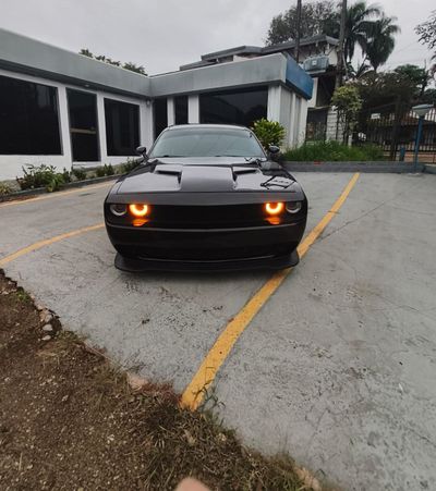 Dodge Challenger thumbnail 1