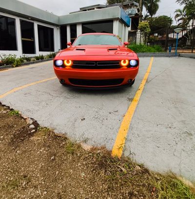 Dodge Challenger thumbnail 1