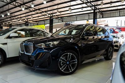 BMW iX1 thumbnail 1