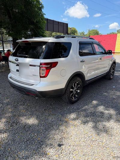 Ford Explorer miniatura 3