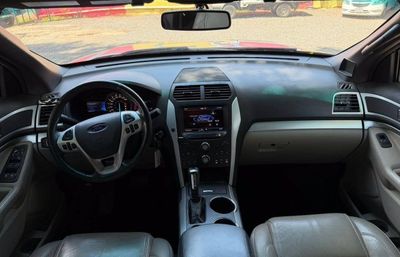 Ford Explorer miniatura 10