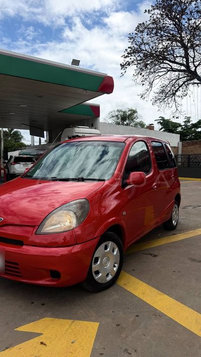 Toyota FunCargo thumbnail 1