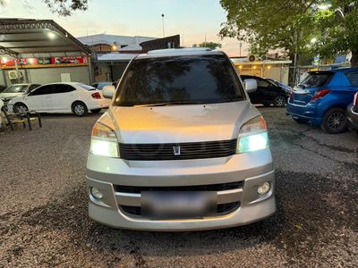 Toyota Voxy miniatura 3