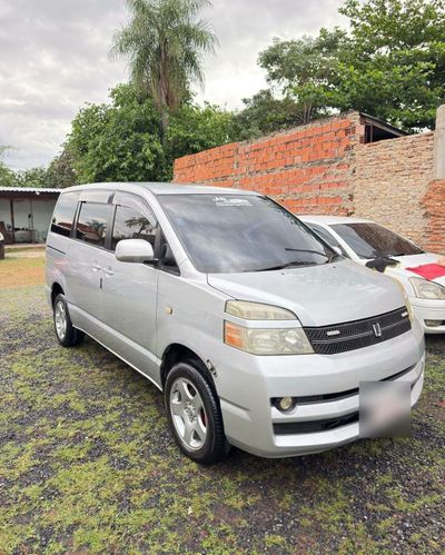 Toyota Voxy miniatura 4