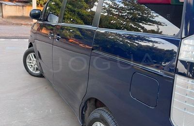 Toyota Voxy miniatura 12