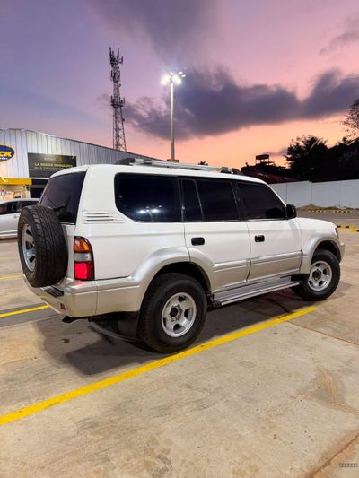 Toyota Land Cruiser Prado miniatura 3