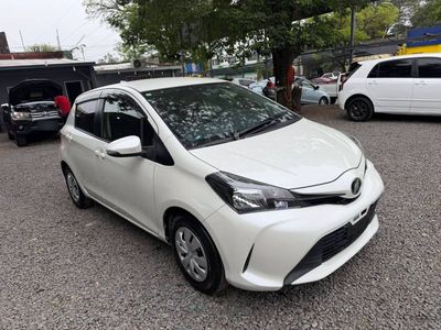 Toyota Vitz miniatura 2