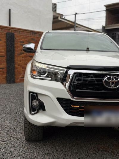 Toyota Hilux miniatura 3