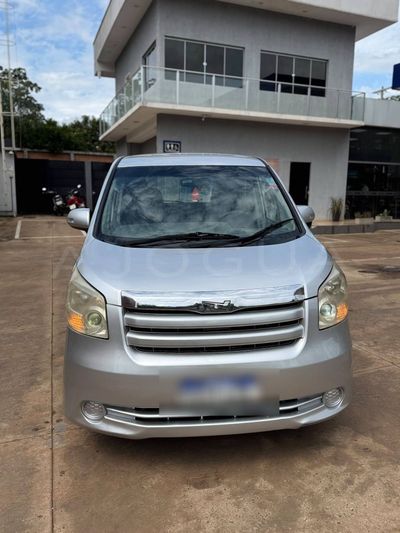 Toyota Noah thumbnail 1