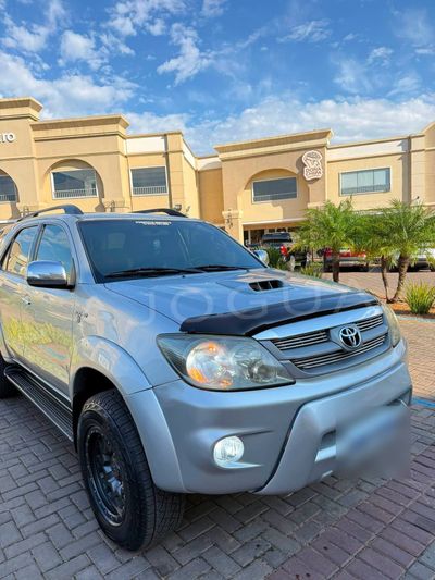 Toyota Fortuner miniatura 4