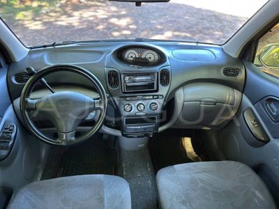Toyota FunCargo miniatura 8