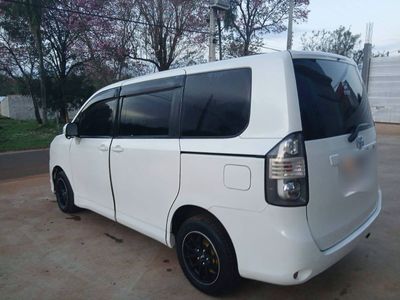 Toyota Voxy miniatura 5