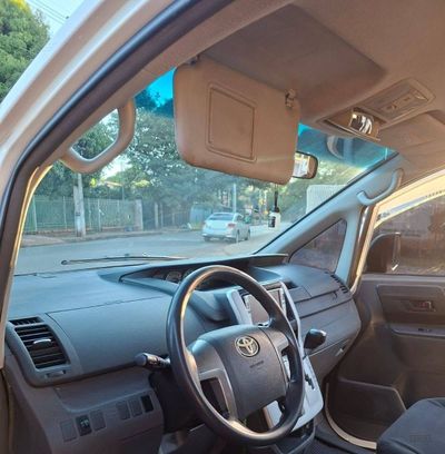Toyota Voxy miniatura 8