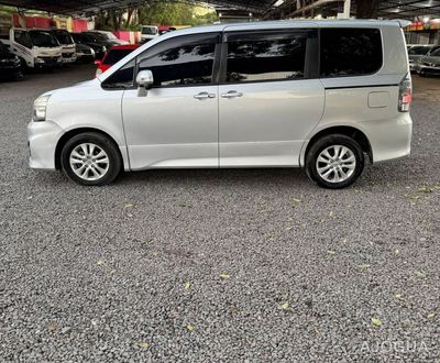Toyota Voxy miniatura 3