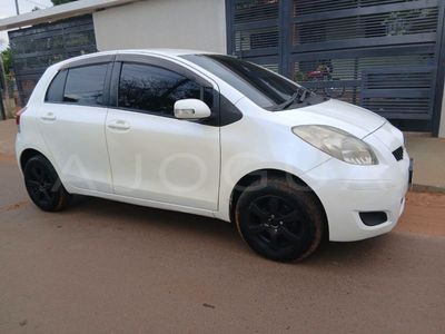 Toyota Vitz miniatura 12