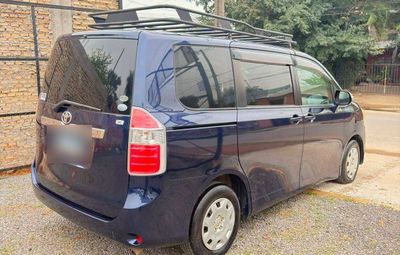 Toyota Noah miniatura 3
