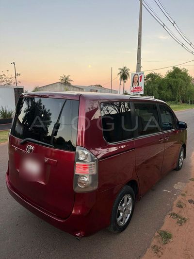 Toyota Voxy miniatura 4