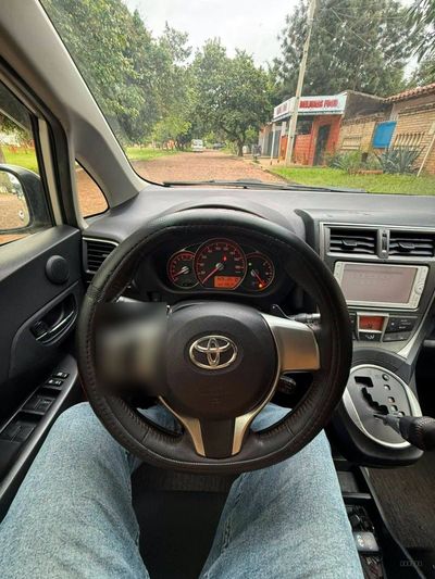 Toyota Ractis miniatura 9