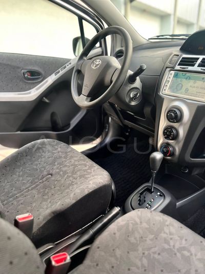 Toyota Vitz miniatura 6