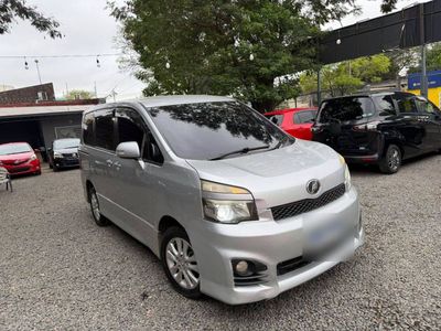 Toyota Voxy miniatura 2