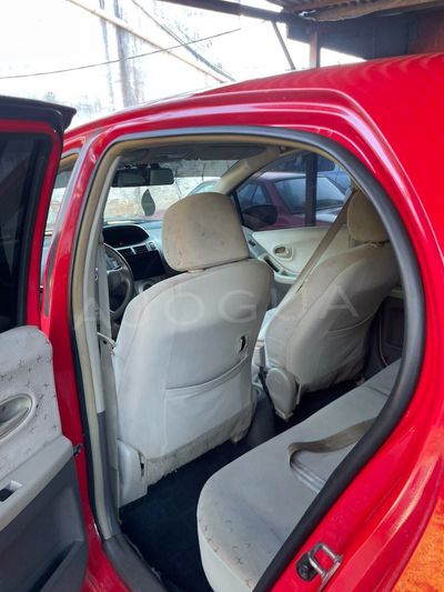 Toyota Vitz miniatura 4