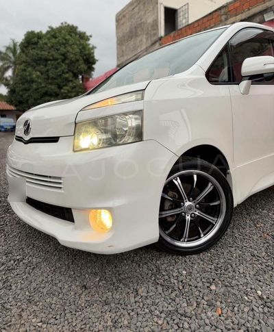 Toyota Voxy miniatura 2