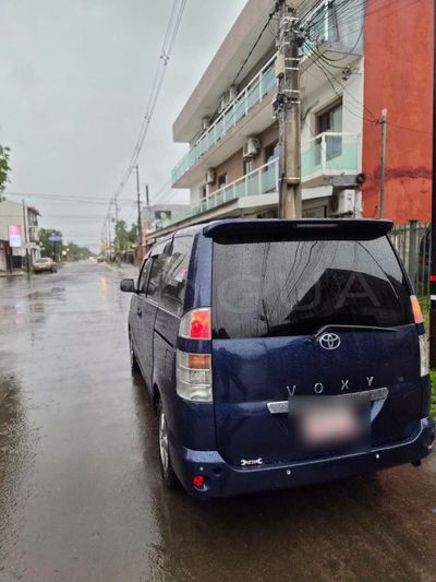 Toyota Voxy miniatura 5