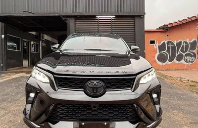 Toyota Fortuner miniatura 2