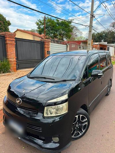 Toyota Voxy miniatura 3