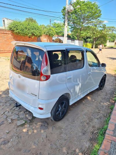 Toyota FunCargo miniatura 3