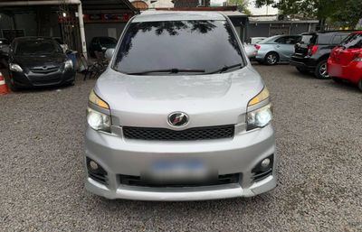 Toyota Voxy 2010