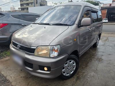Toyota Noah miniatura 2