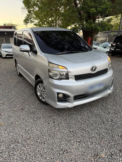 Toyota Voxy thumbnail 1