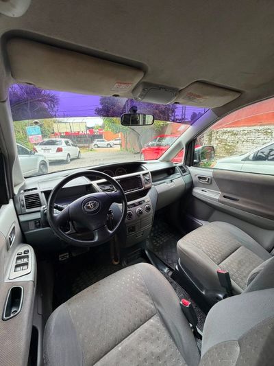 Toyota Voxy miniatura 4