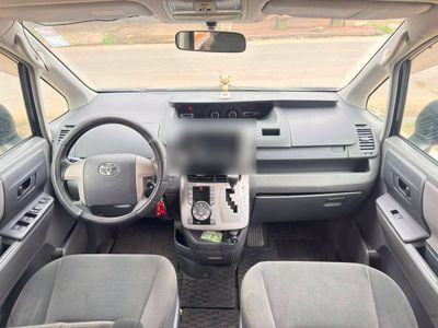 Toyota Noah miniatura 9