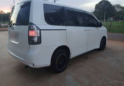 Toyota Voxy miniatura 7