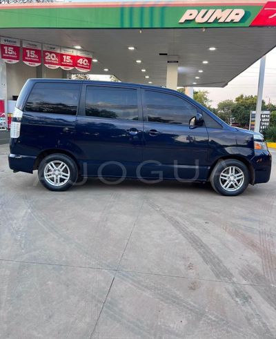 Toyota Voxy miniatura 7