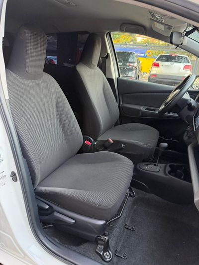 Toyota Voxy miniatura 7
