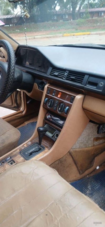 Mercedes-Benz 300D miniatura 8