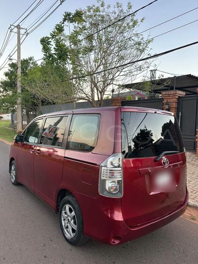 Toyota Voxy miniatura 6