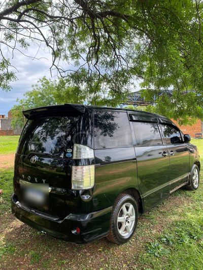 Toyota Voxy miniatura 3