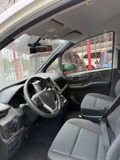 Toyota Noah miniatura 7