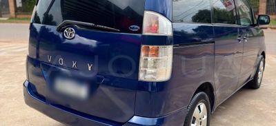 Toyota Voxy miniatura 6