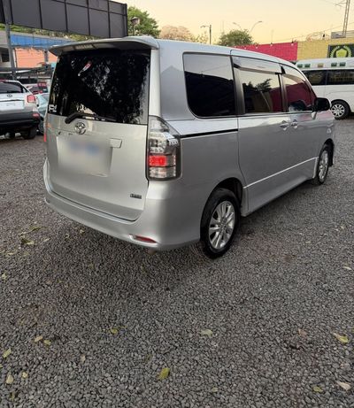 Toyota Voxy miniatura 4