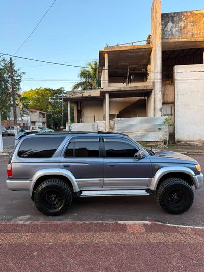 Toyota Hilux Surf miniatura 3