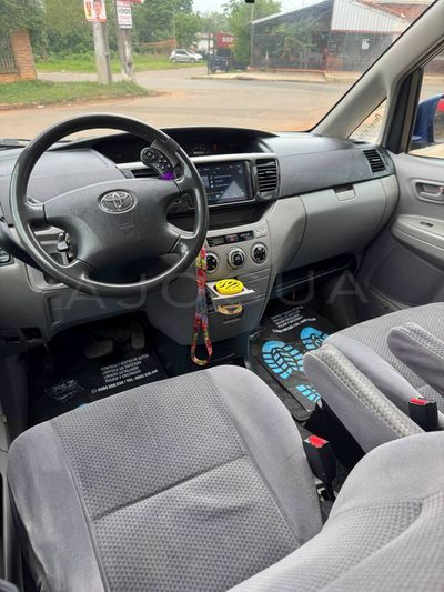 Toyota Voxy miniatura 7