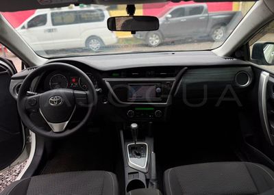 Toyota Auris miniatura 7